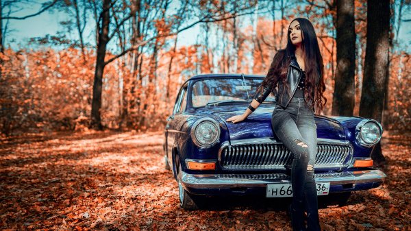 Devushka-poza-vzgliad-osen-priroda-listva-mashina-avtomobil