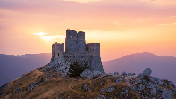 CastleAbruzzo ROW4838323641 UHD