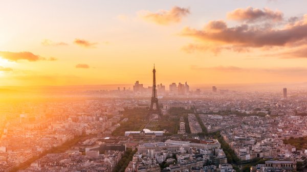 ParisSunset ROW1775373883 UHD
