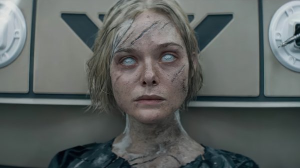 Predator-badlands-thia-elle-fanning-movie-4k 496@5@i