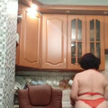 Сисястая зрелая женщина позирует на кухне.mp4