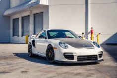 porsche-911-gt2rs-belyi-sportcar