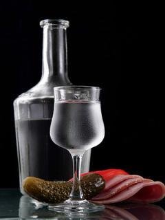 Водка и огурец