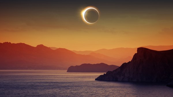 Solar-eclipse-4k-5k-img-5120x2880