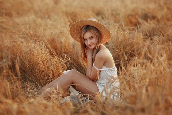Dmitry-arhar-dasha-devushka-poza-vzgliad-ulybka-shliapa-pole