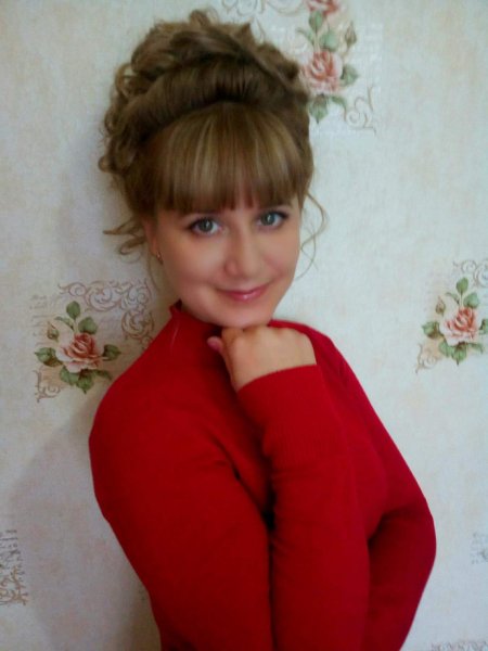 Девушка в красном