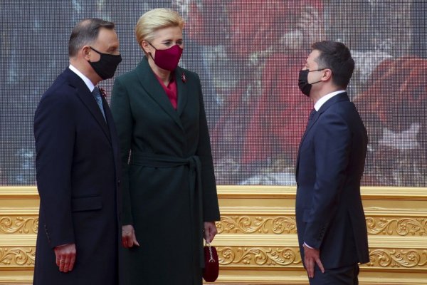 Мальчик,хочешь конфетку??? )))