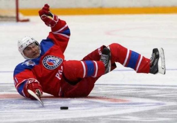 Владимир Путин во время хоккейной игры в 2011 году