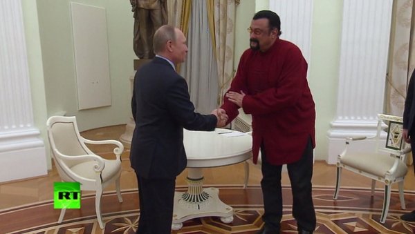Путин вручил российский паспорт Стивену Сигалу