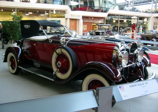 Auburn 8-120 Boattail Speedster-