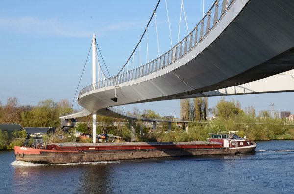 Detailview of the 2006 bridge and partially