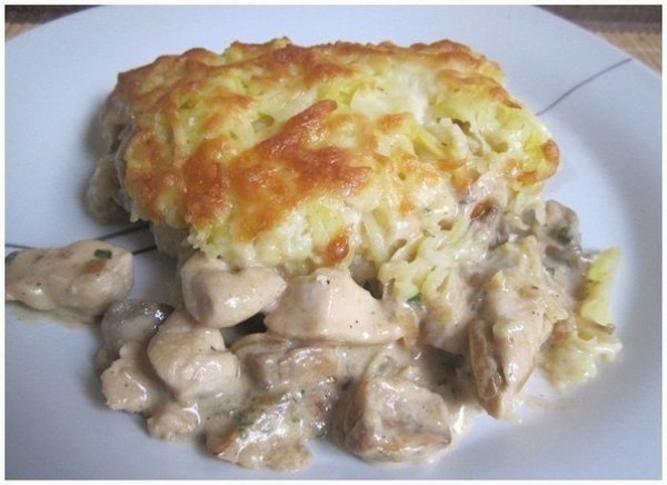 Курица с грибами, запечённая пoд картoфельной шубoй