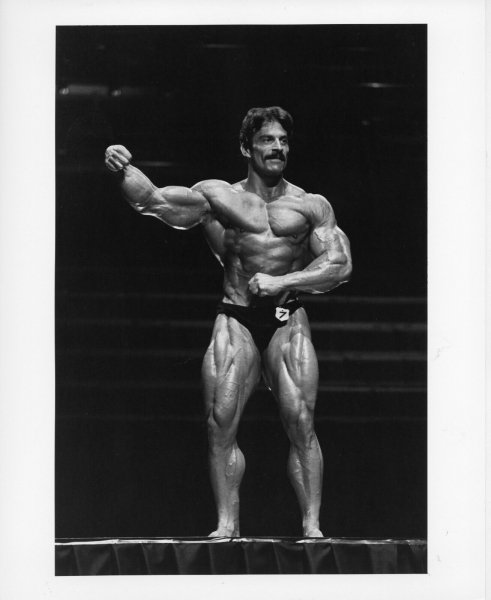 Mr-Olympia-Contest-Mike-Mentzer-Original-Vintage-8X10 4