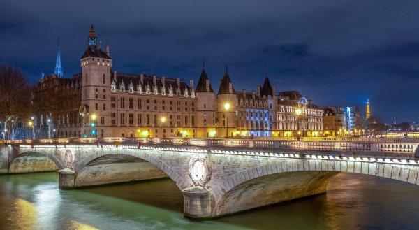 pont-au-change-seine-river-conciergerie-paris-france-most-me
