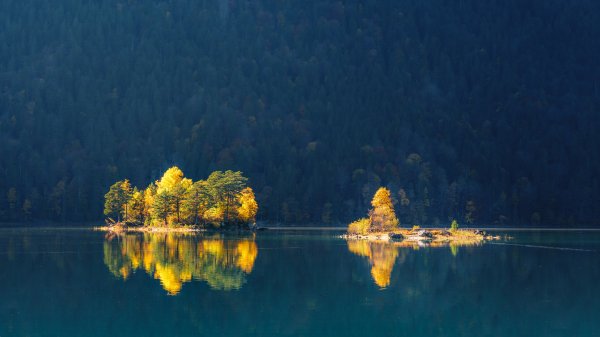 Lake-in-the-mountains