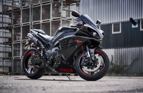 yamaha-yzf-r1-black-red-bike