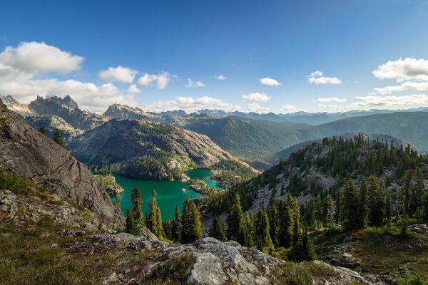 Chickamin-mountain-ssha-les-gory-skaly-kamni-derevia-oziora
