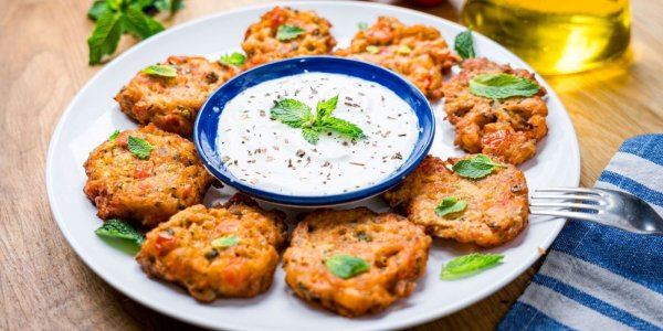 Греческие томатные оладушки с лимоном и мятой