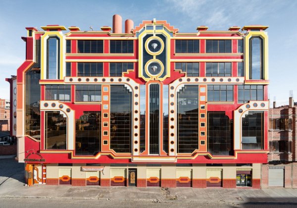 Freddy-mamani-el-alto-bolivia dezeen-1704x1192