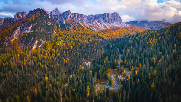 Christoph-link-the-giau-pass-dolomites-italy-les-gory-skaly