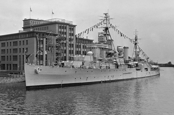 IMG cruiser HMS Swiftsure viter59
