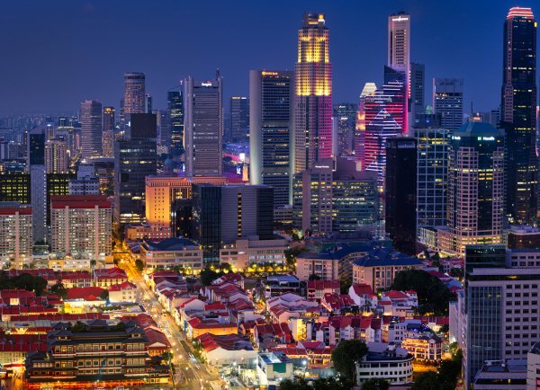 singapur-neboskrioby-ogni-vecher-megapolis