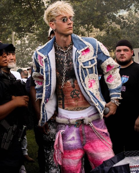 Machine Gun Kelly - In These Walls