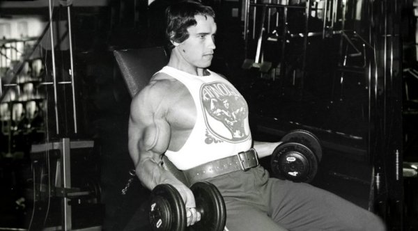 Arnold-Schwarzeneggar-Focused-on-His-Workout-Doing-Bicep-C