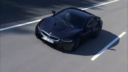 avtomobil bmw bmv dvijetsja po doroge