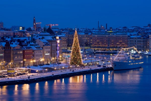 shvetsiia-stokgolm-gorod-doma-reka-korabl-prichal-noch-ogn-f