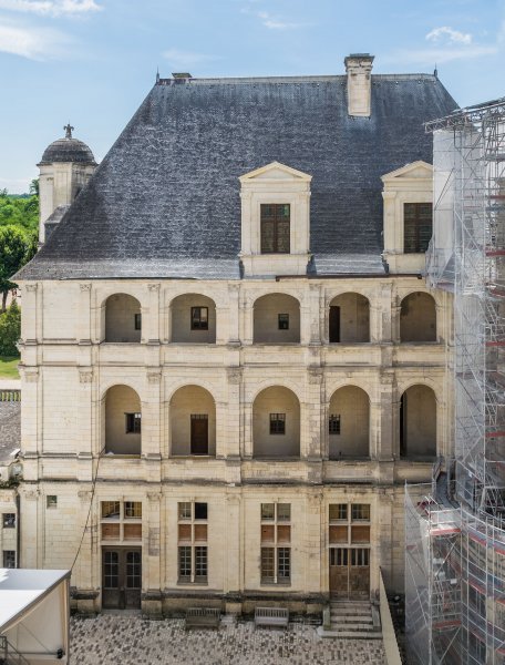 Facade of the Chambord Castle 02