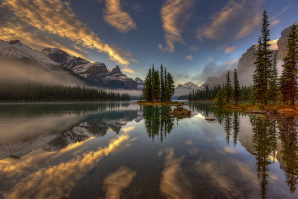Spirit-island-ostrov-derevia-alberta-kanada-gory-ozero