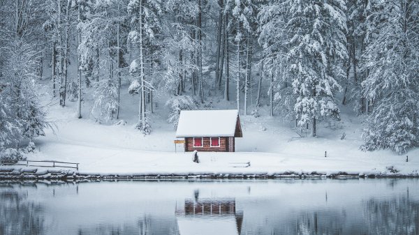 Lake-house-winter-snow-ice