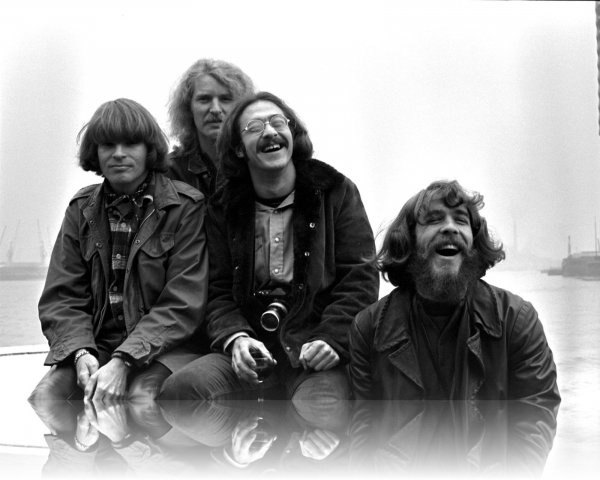 Creedence Clearwater Revival - Run Through The Jungle (OST Good morning Vietnam)