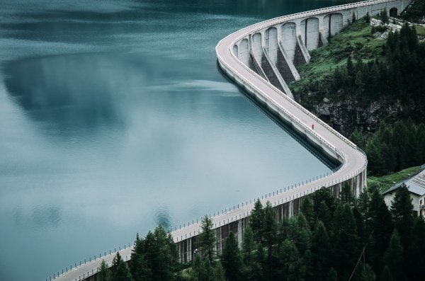 damba-ozero-vodokhranilishche-voda-les