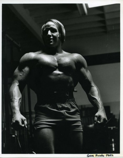 Mike-Katzt-at-Golds-Gym-Original-8X10-BW