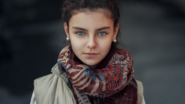 devochka-vzgliad-portret-glaza-sharf-fotograf-janibek-bakyt