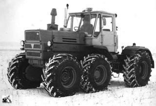 na trакторе