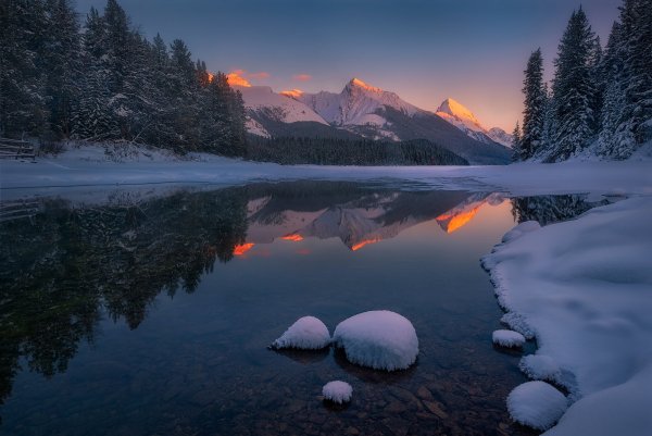 maligne-lake-canadian-rockies-jasper-national-park-alberta-c