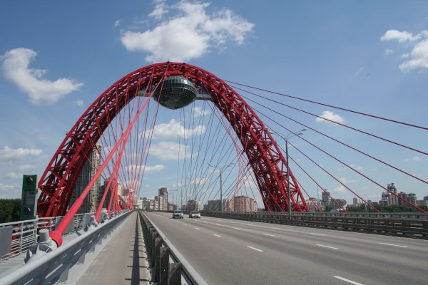 Zhivopisny-bridge-01