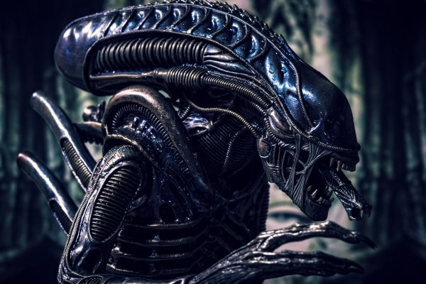 igrushka-chuzhoi-tvar-statuetka-alien