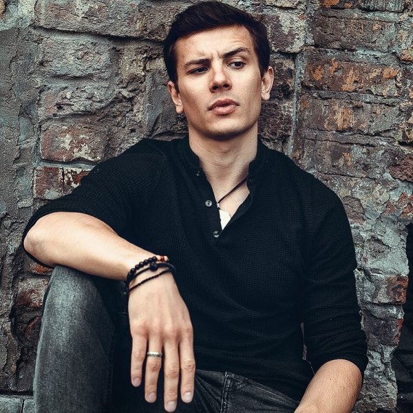 NЮ - А я тебя короновал и никому не отдавал