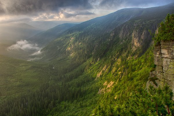 gory-les-dolina-reka-tuman
