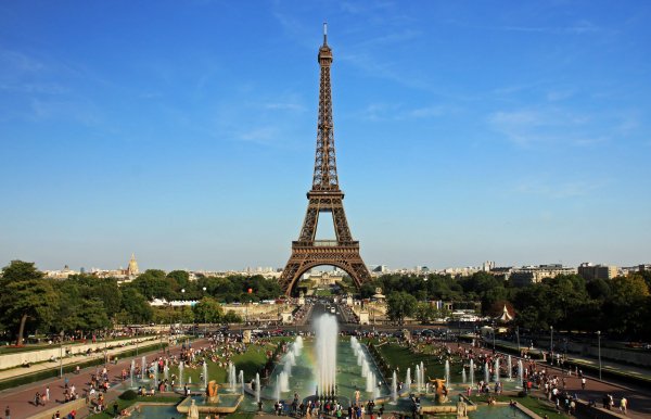 People rest near the Eiffel Tower and fountains 057996