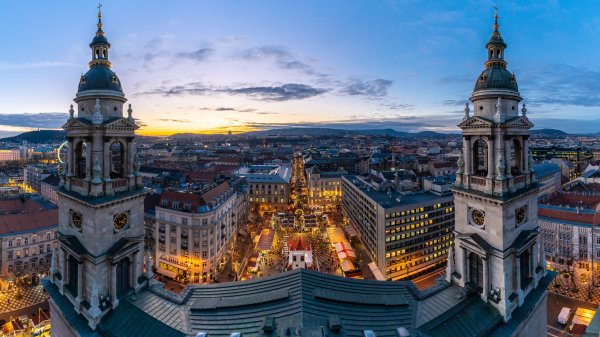 ChristmasBudapest ROW0155692154 UHD