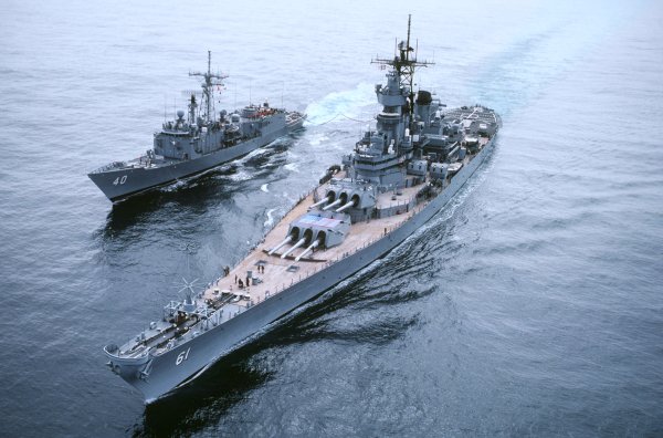 IMG FFG-40 USS Haliburton BB-61 USS Iowa viter59