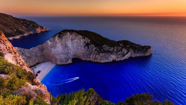 Navagio-beach-from-zakynthos-amazing-landscape-5120x2880