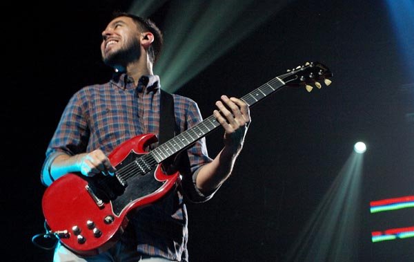 Mike-Shinoda-with-Gibson-Guitar Anne-Eri