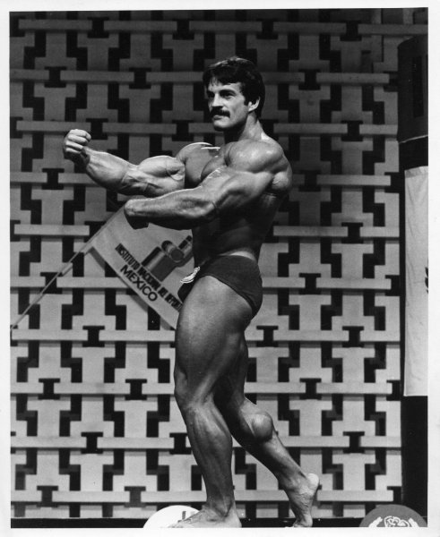 IFBB-MrUniverse-Mike-Mentzer-Original-Vintage-8X10-BW
