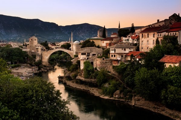 Bosniia-i-gertsegovina-gorod-mostar-gory-peizazh-doma-reka-n